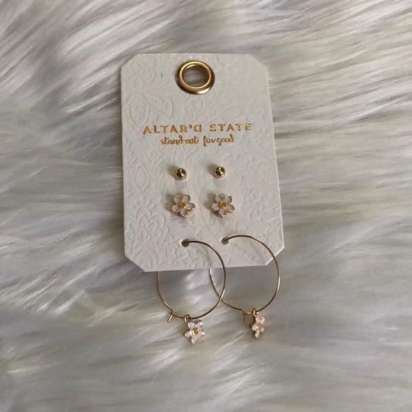 Altar'd State Jewelry - Altar’d State daisy dangle earrings✨